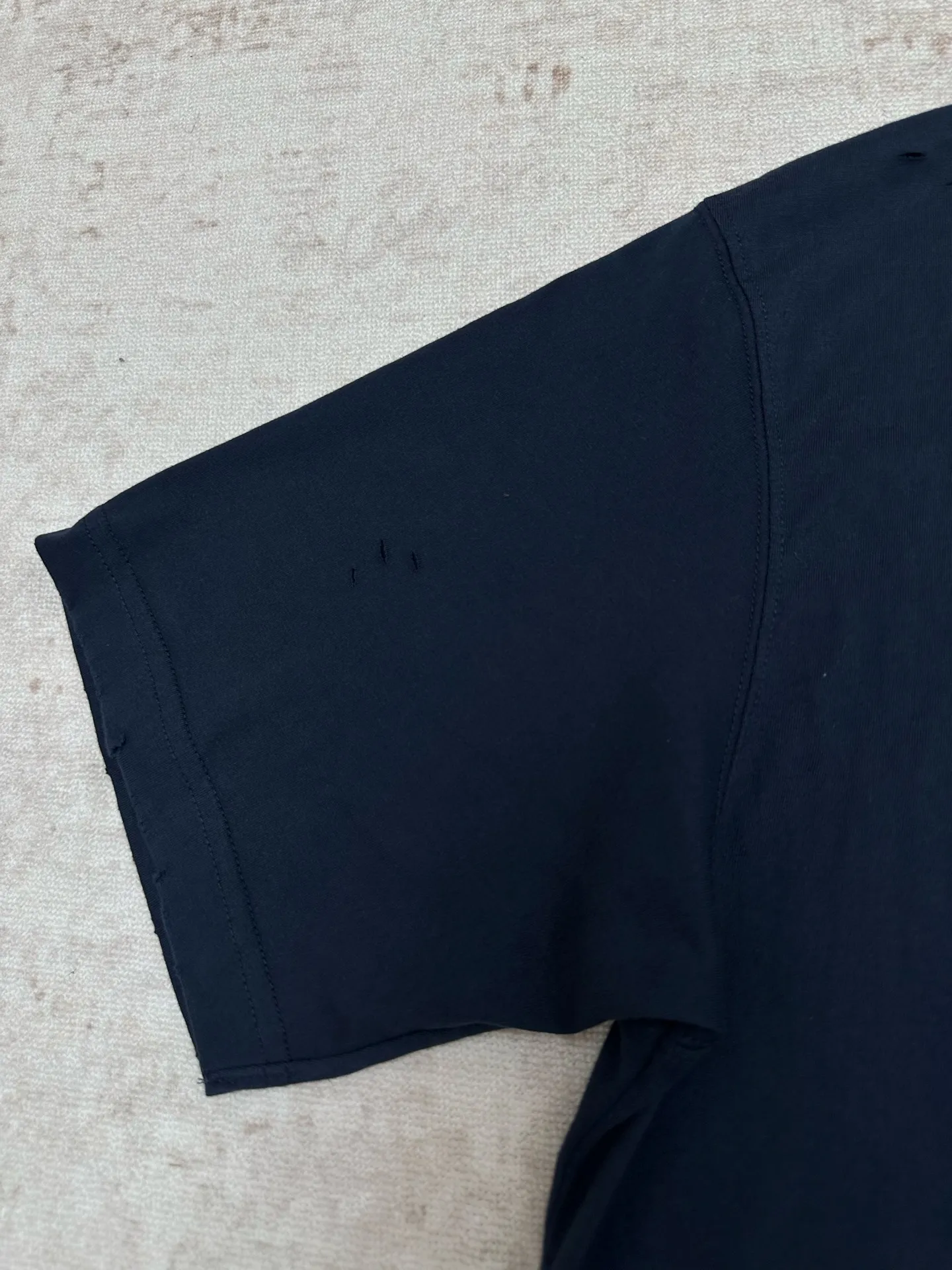 Acne Studios distressed printed short-sleeved T-shirt is like the mottled rust on ancient copperware. It is printed with glue and has a naturally worn texture with holes. It is suitable for men and women in various occasions. Same Style! Size: S M L XL